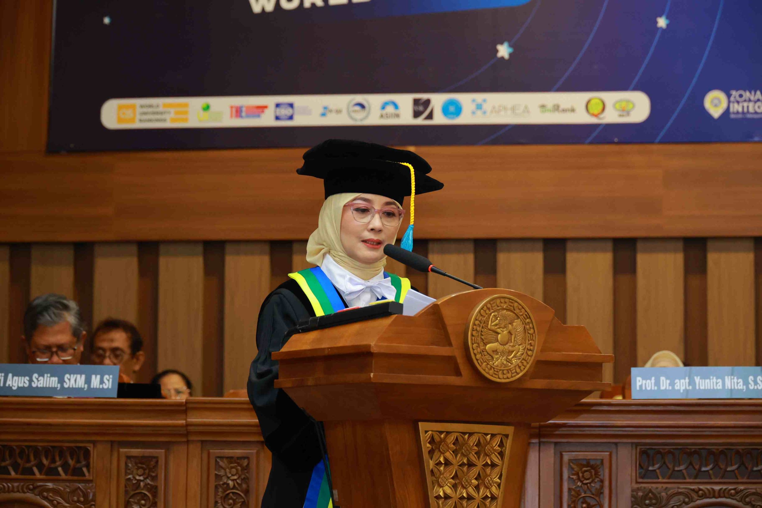 Prof Yunita Nita saat menyampaikan orasi ilmiahnya dalam pengukuhan guru besar di Aula Garuda Mukti, Kampus MERR-C, Kamis (12/2/2026)