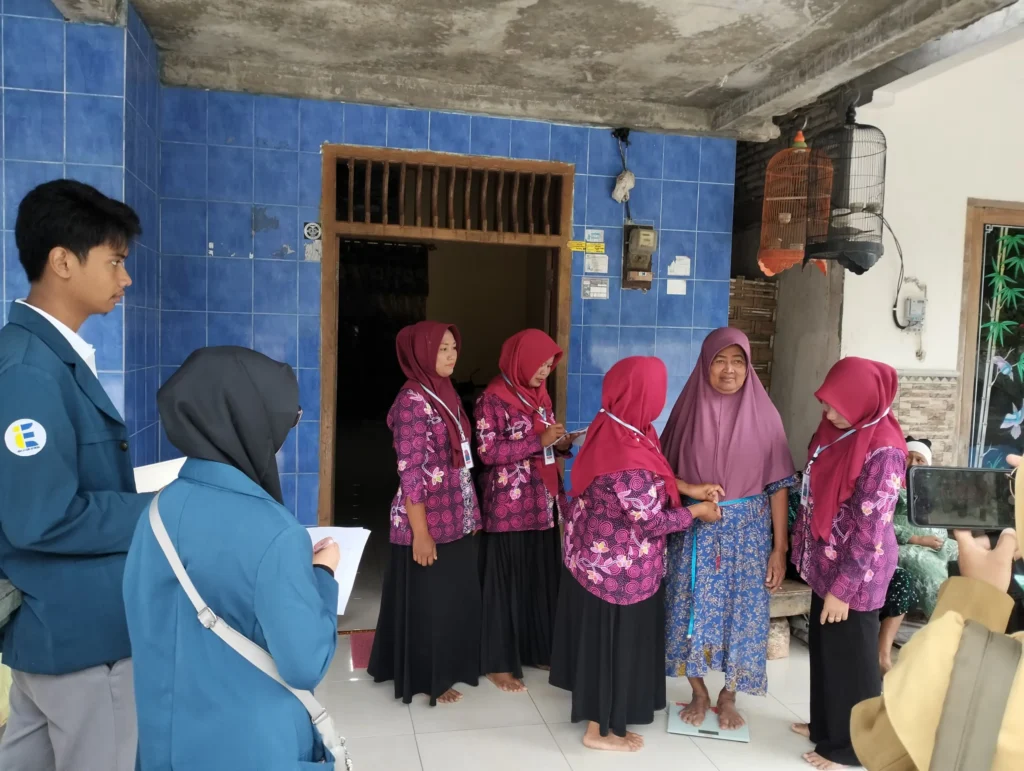 Pemeriksaan Kesehatan Lansia Oleh Kader Posyandu