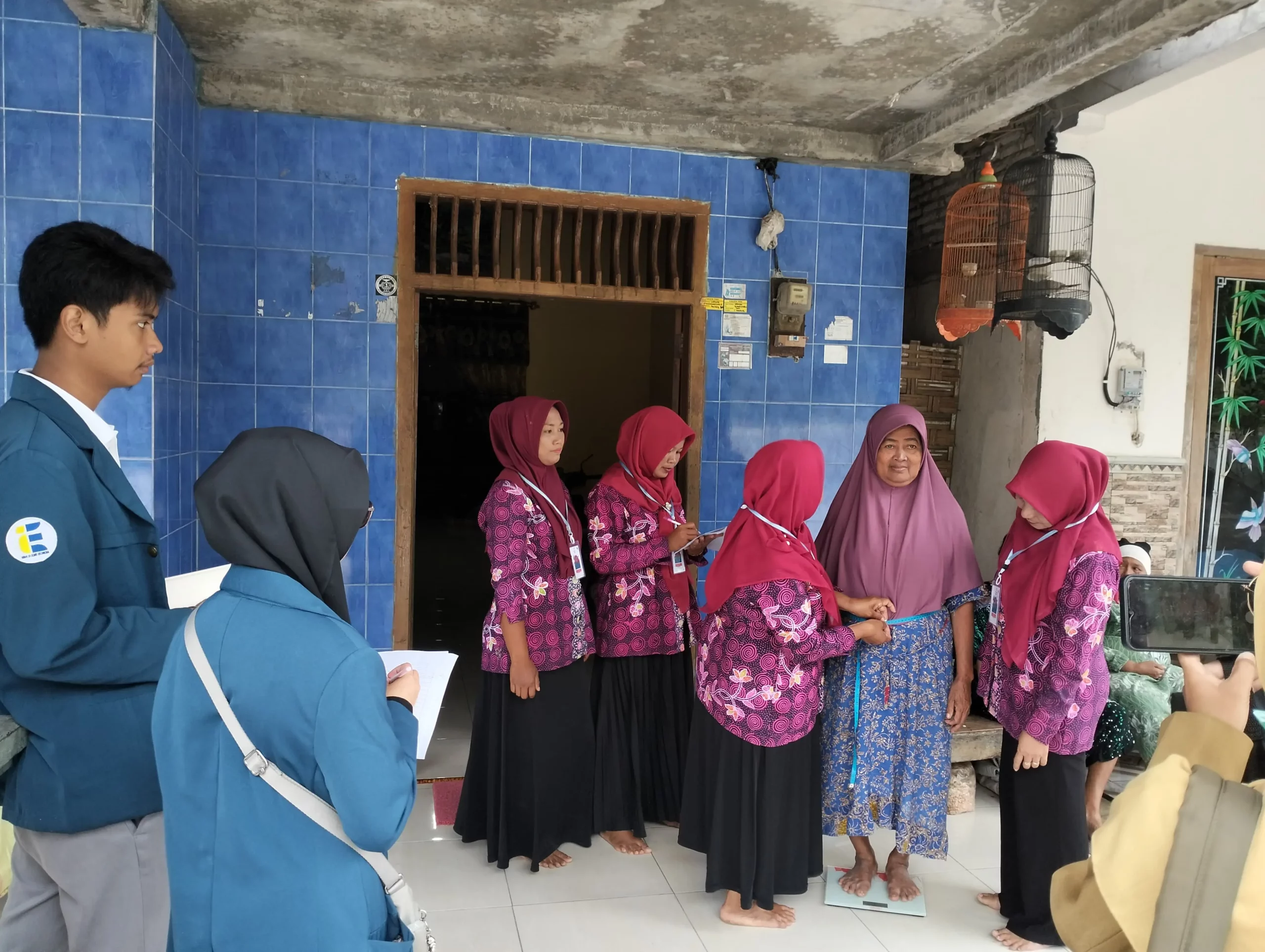 Pemeriksaan Kesehatan Lansia Oleh Kader Posyandu