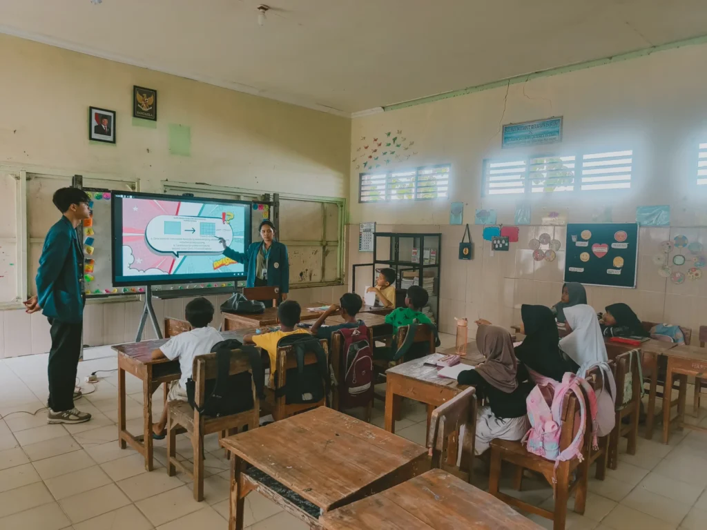 Tim BBK 7 Unair mengajar materi Matematika untuk kelas 3 dan 4 SDN 1 Bakalrejo (Januari 2026)