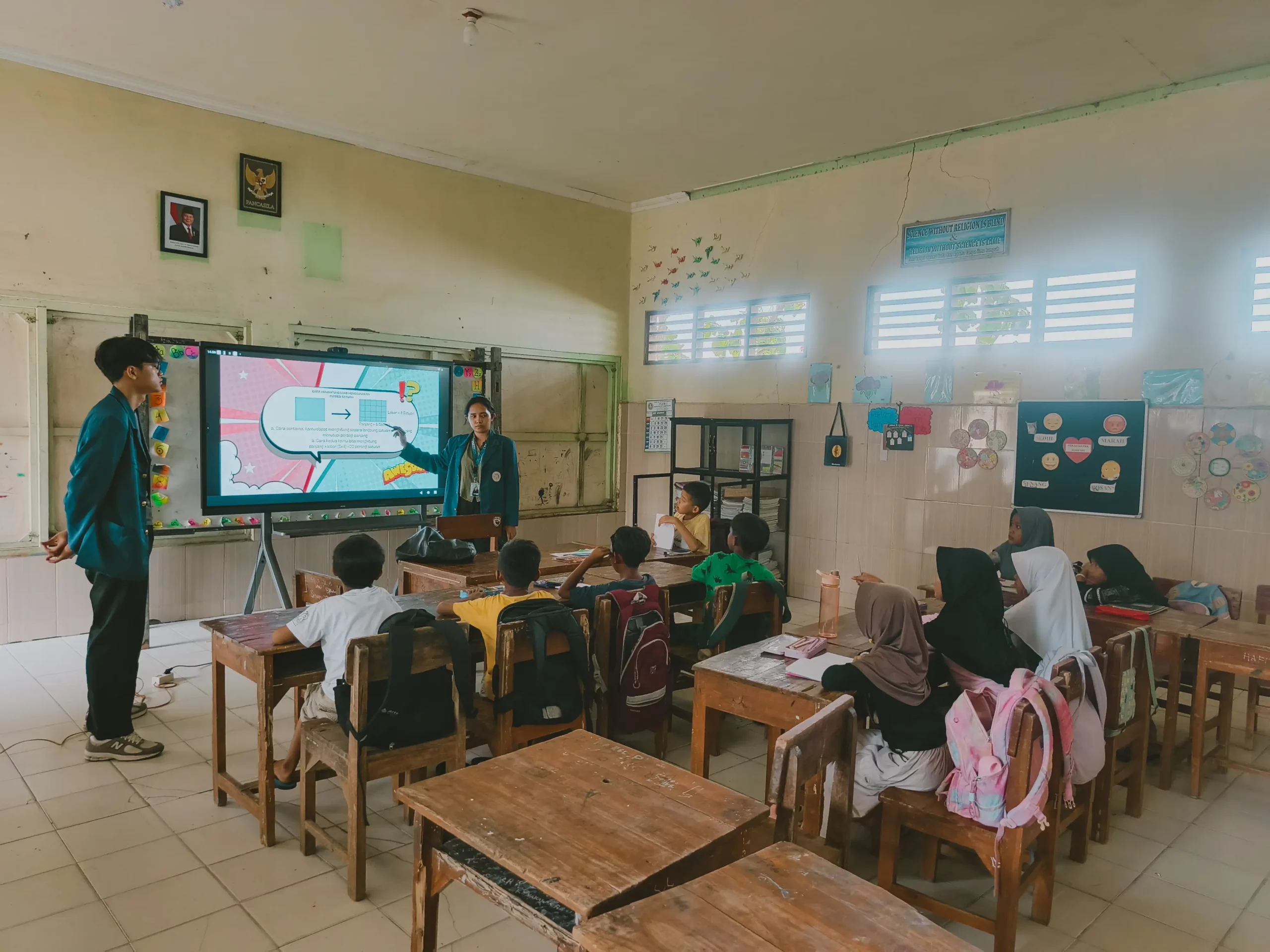 Tim BBK 7 Unair mengajar materi Matematika untuk kelas 3 dan 4 SDN 1 Bakalrejo (Januari 2026)