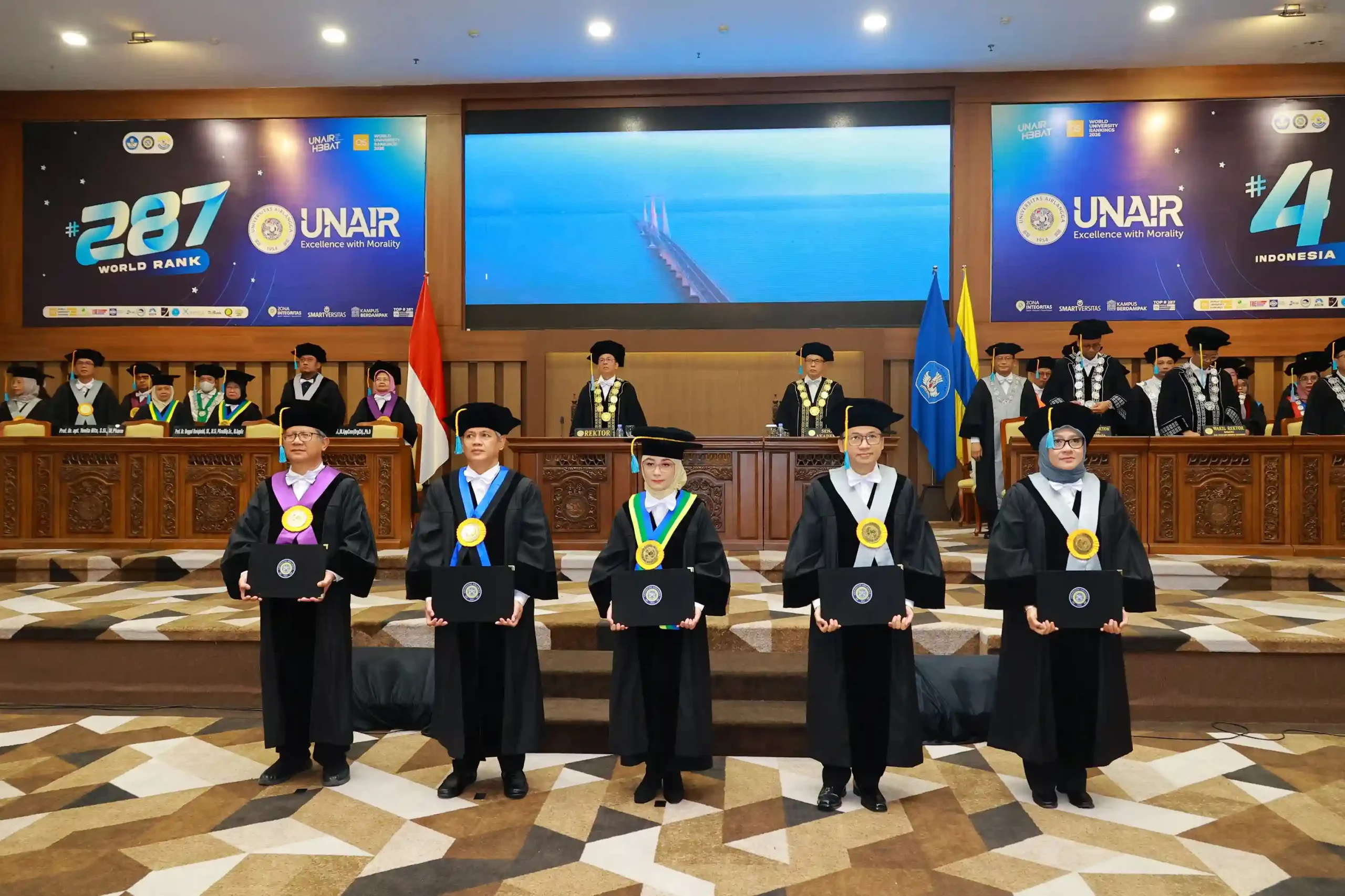 Lima guru besar yang dikukuhkan oleh rektor, Kamis (12/2/2026) di Aula Garuda Mukti, Kampus MERR-C