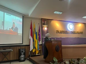 Dr Dewi Retno Suminar MSi Psikolog saat menyampaikan sambutan pada acara Orasi Ilmiah (Foto: Humas Psikologi)