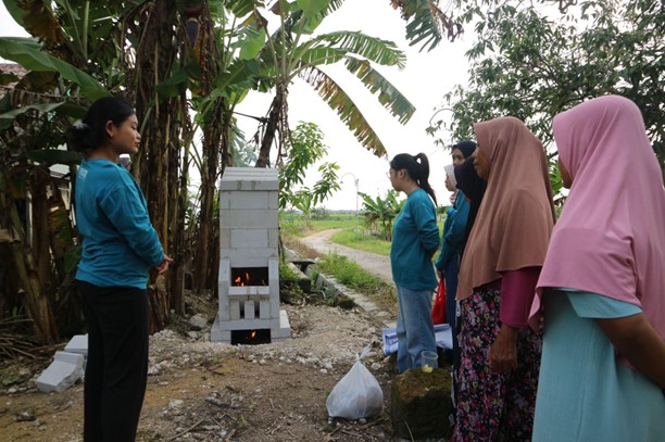 Mahasiswa KKN-BBK 7 UNAIR Melakukan Demonstrasi Penggunaan Incinerator di Desa Sidobogem (Foto: Dok. Pribadi)