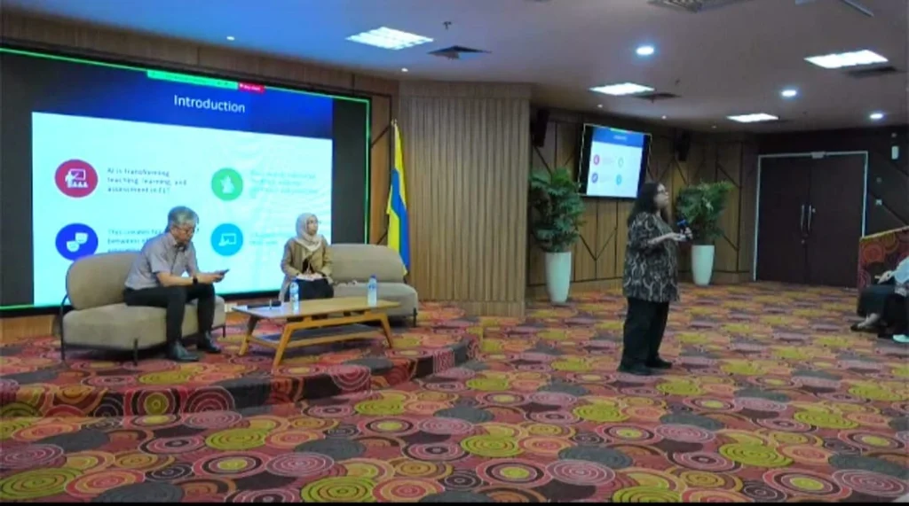 Prof. Diah Ariani Arimbi speaks on the challenges and opportunities of AI in education during a seminar hosted by FIB UNAIR. (Photo: By courtesy)