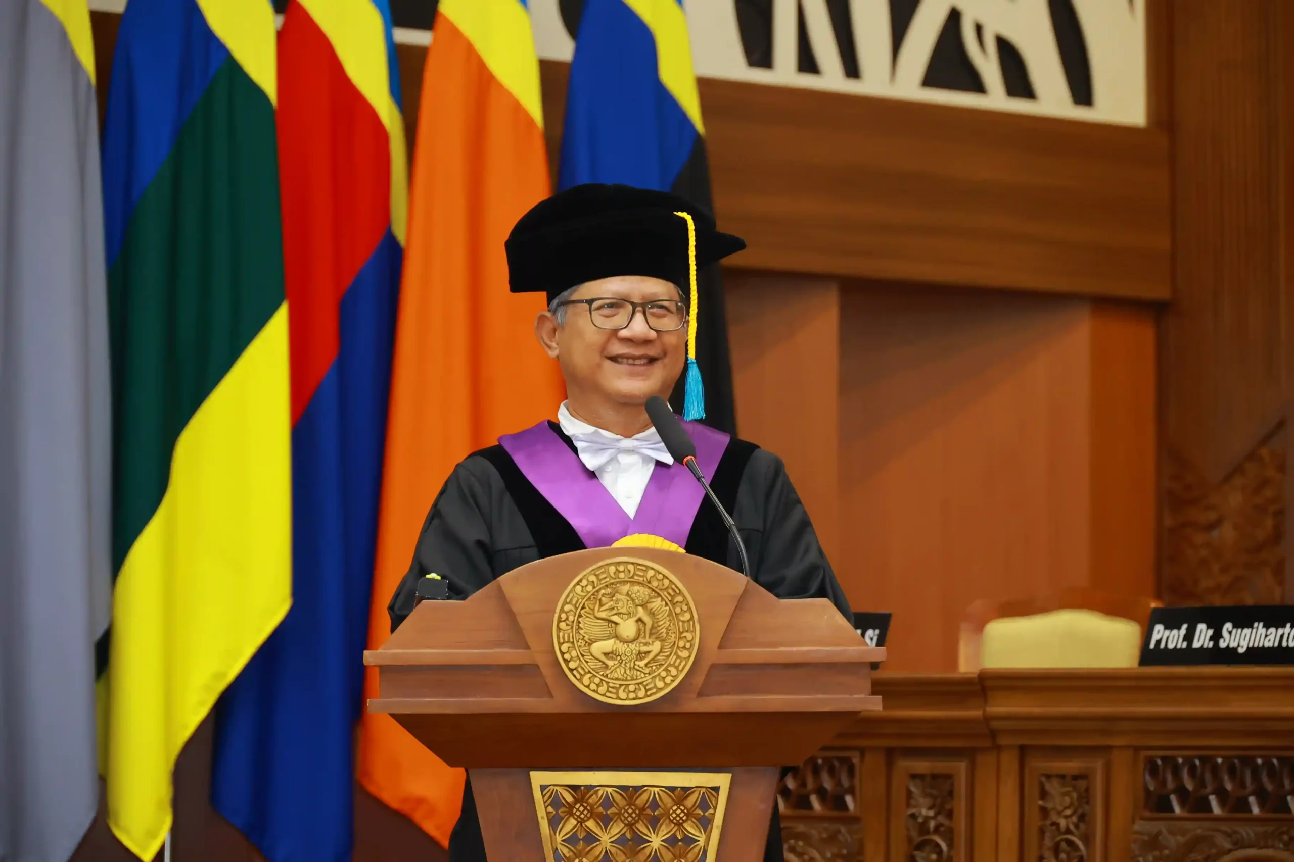 Prof Lutfi Agus Salim saat menyampaikan orasi ilmiah pengukuhan guru besar di Aula Garuda Mukti, Kampus MERR-C, Kamis (12/2/2026)