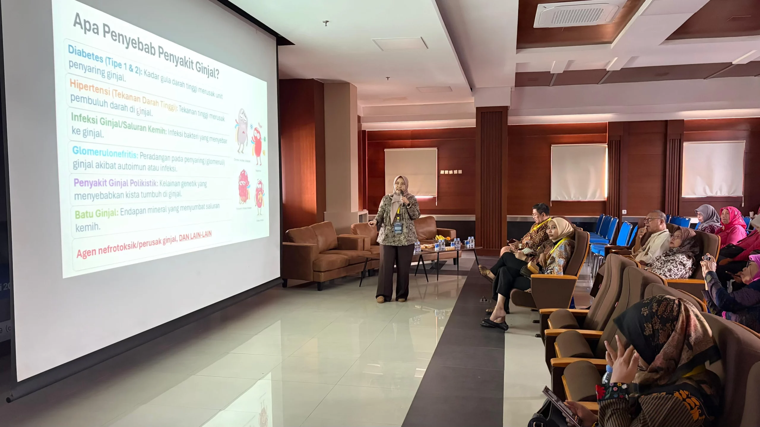 dr Mutiara Rizki Haryati SpPD K-GH saat memaparkan materi terkait panduan berpuasa bagi penderita gangguan ginjal. (Foto: Istimewa)