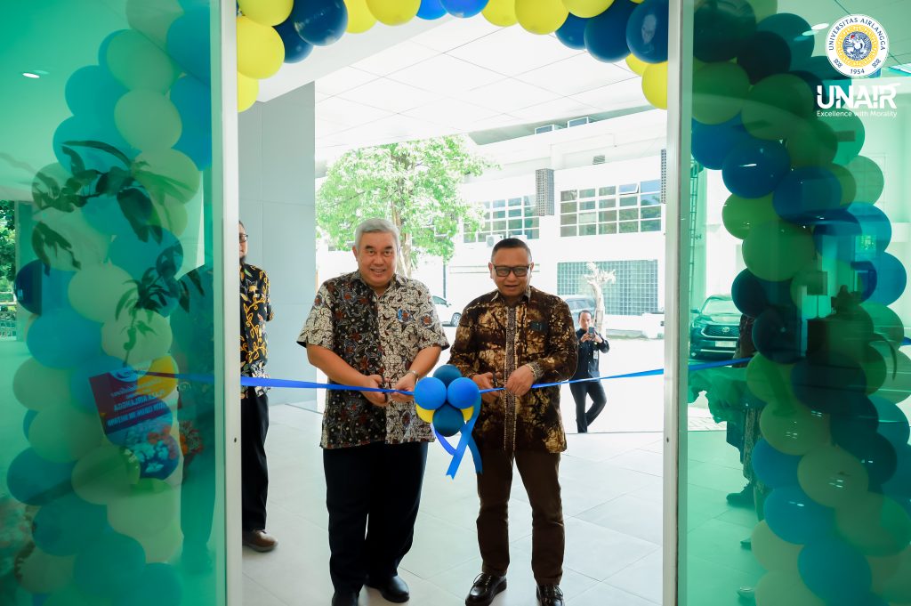 Pemotongan pita sebagai peresmian simbolik oleh rof Dr Koko Srimulyo, Drs MSi dan Nugroho Sasikirono, SE MM. (Foto: Humas UNAIR)