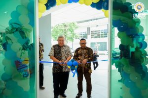 Pemotongan pita sebagai peresmian simbolik oleh rof Dr Koko Srimulyo, Drs MSi dan Nugroho Sasikirono, SE MM. (Foto: Humas UNAIR)