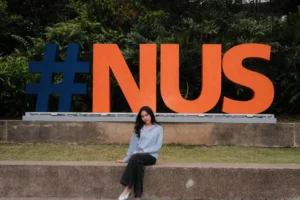 Sheila Zharfa Fridajaya, mahasiswi Teknik Industri UNAIR sekaligus awardee DiscoverNUS, saat mengikuti program akademik di National University of Singapore. (Foto: Dok. Pribadi)