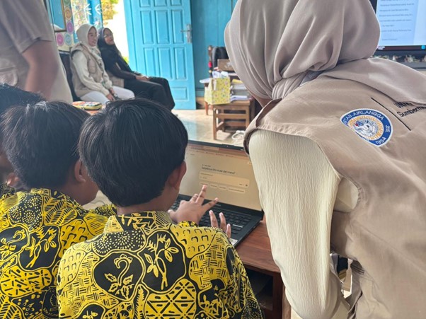 kelompok mahasiswa Belajar Bersama Komunitas (BBK) 7 Universitas Airlangga (UNAIR) menginisiasi program “Kenal AI” di Desa Sumbermulyo