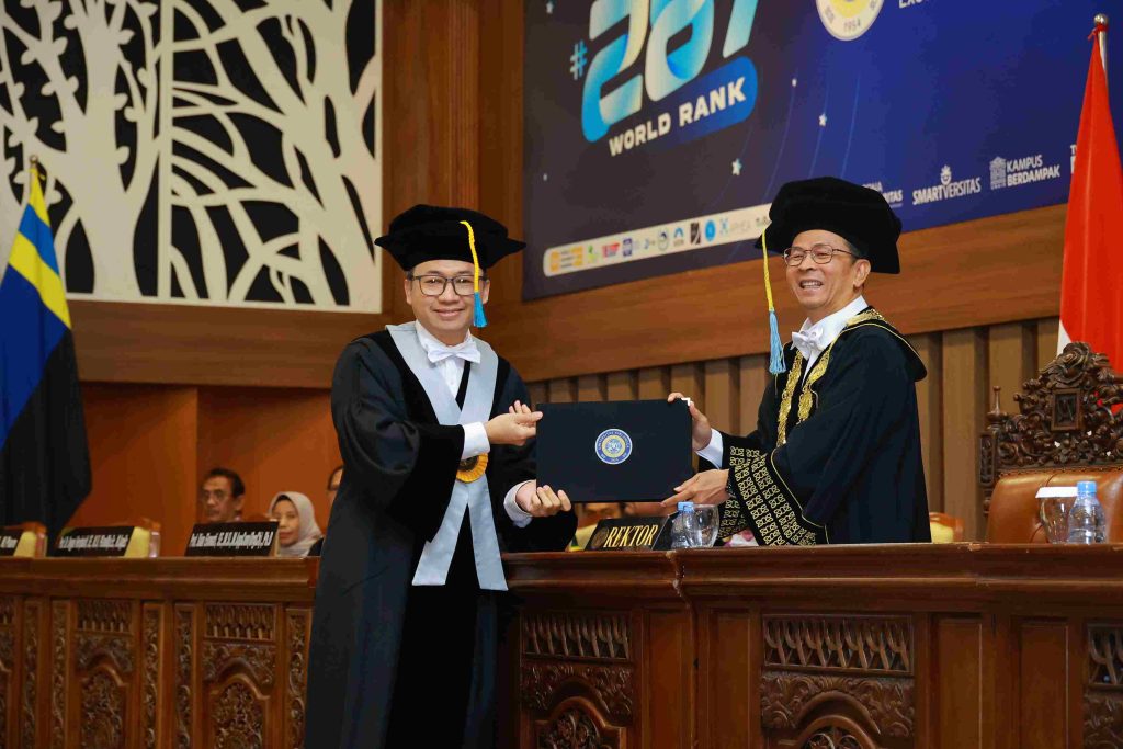 Prof Unggul Heriqbaldi saat menerima SK Guru Besar dari rektor