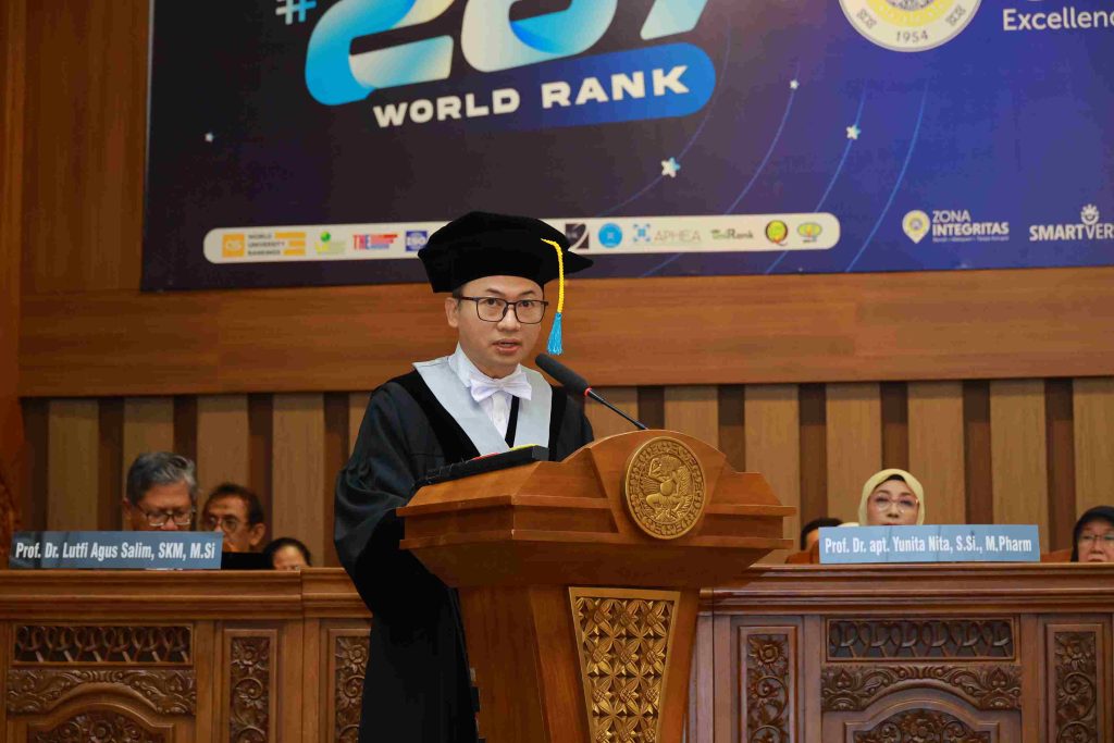 Prof Dr Unggul Heriqbaldi saat menyampaikan orasi ilmiahnya dalam pengukuhan guru besar di Aula Garuda Mukti, Kampus MERR-C UNAIR, Kamis (12/2/2026)