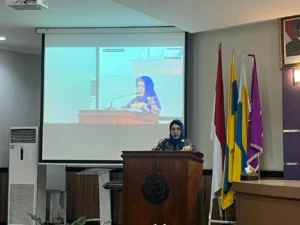 Dr Nur Ainy Fardana Nawangsari MSi Psikolog menjelaskan orasi ilmiahnya ((Foto: Humas Psikologi)