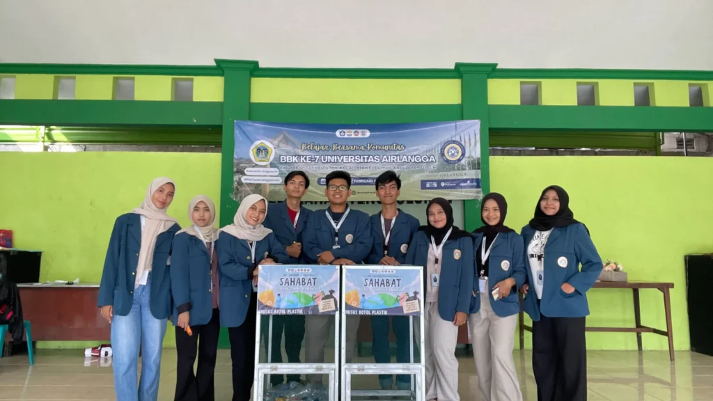 Tim BBK 7 Universitas Airlangga berfoto bersama saat pelaksanaan Program SAHABAT di Kelurahan Tenggulunan, Gresik (@bbk7unair.tenggulunan)
