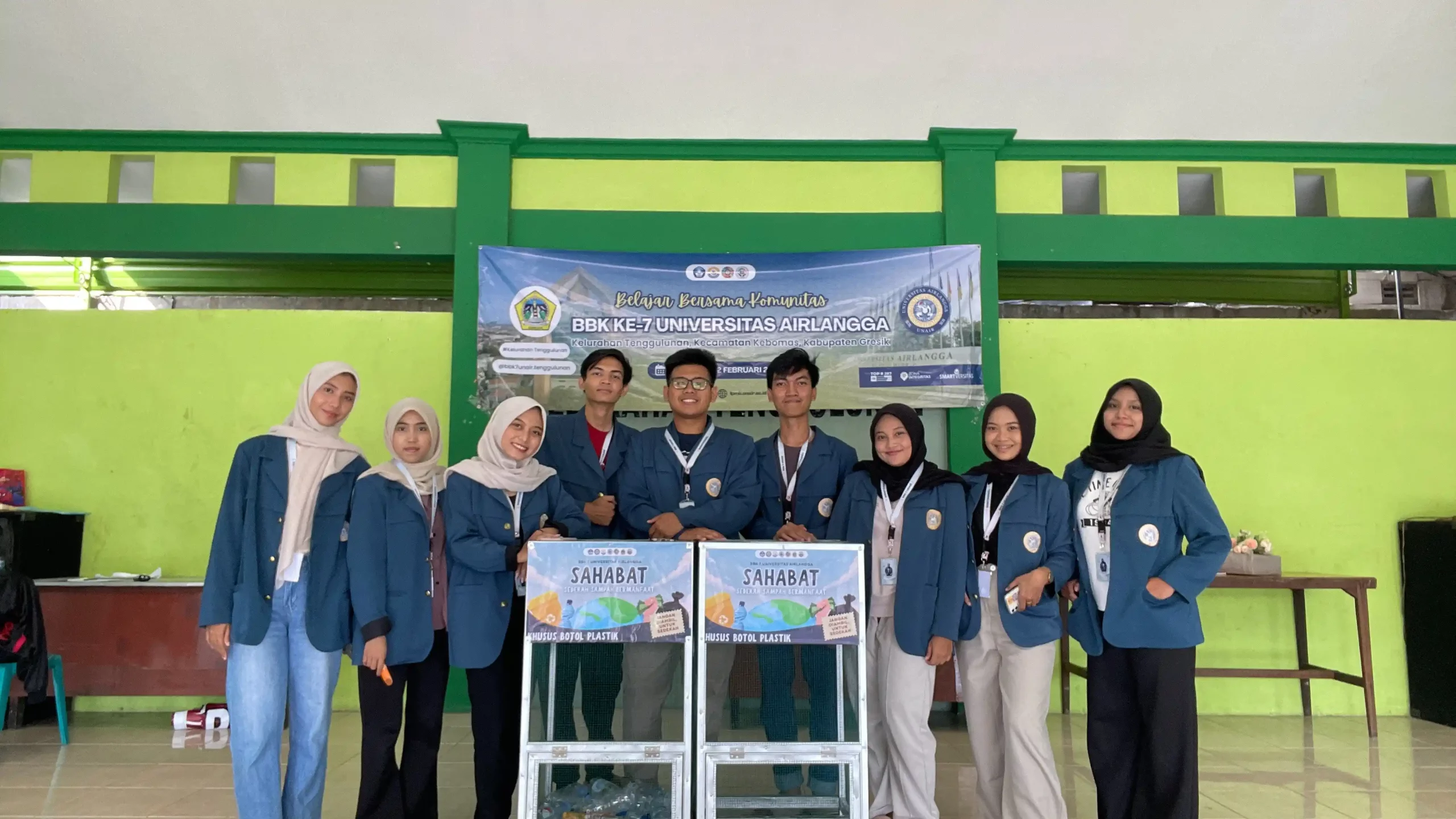 Tim BBK 7 Universitas Airlangga berfoto bersama saat pelaksanaan Program SAHABAT di Kelurahan Tenggulunan, Gresik (@bbk7unair.tenggulunan)