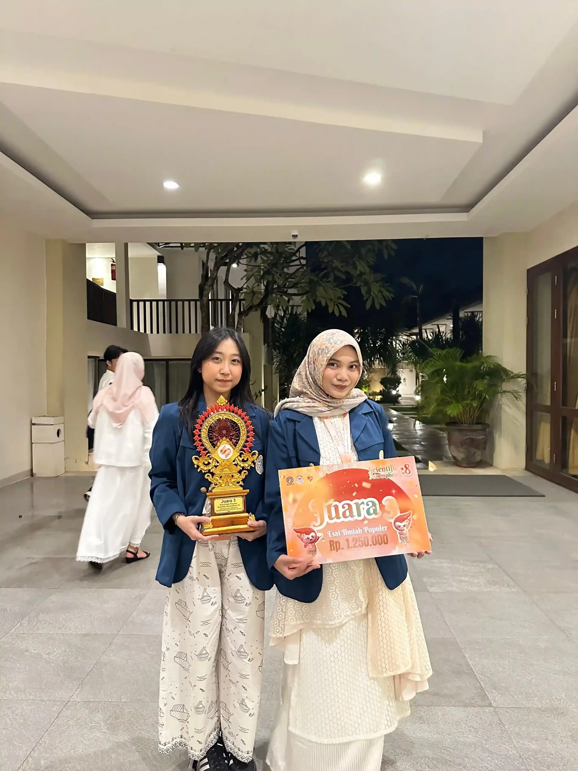 UNAIR FKG team receives third place award in National Popular Scientific Essay competition at Scientific Atmosphere 18 organized by Faculty of Medicine Universitas Udayana (Photo: Personal documentation).