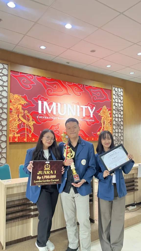 Tim FKG UNAIR saat menerima penghargaan Juara 1 Lomba Cerdas Cermat Kedokteran Gigi IMUNITY 2026 yang diselenggarakan FKG Universitas Muhammadiyah Yogyakarta. (Foto: Dok. Pribadi)
