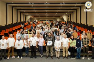 Sesi foto bersama Creative Workshop bertajuk “From Idea to Impact” dan peluncuran program Public Relations Internship perdana di Pusat Hubungan Masyarakat dan Protokol (PHMP) UNAIR, Jumat (13/2/2026) di Gedung NANO kampus MERR-C. (Foto: PHMP UNAIR)