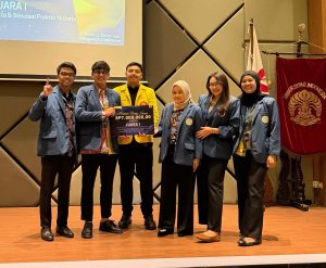 Tim S2 Kenotariatan FH UNAIR berfoto bersama usai menerima penghargaan Juara I dalam ajang Pekan Notaris UI 2026 di Universitas Indonesia, Sabtu (7/2/2026). (Foto: Istimewa)