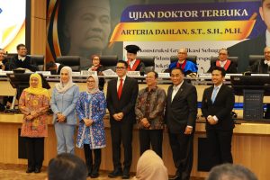 Arteria Dahlan (tengah) saat sesi foto bersama dengan pimpinan UNAIR dan pimpinan daerah sesaat setelah Ujian Doktor Terbuka di FH UNAIR, Selasa (24/2/2026). (Foto: PHMP UNAIR)