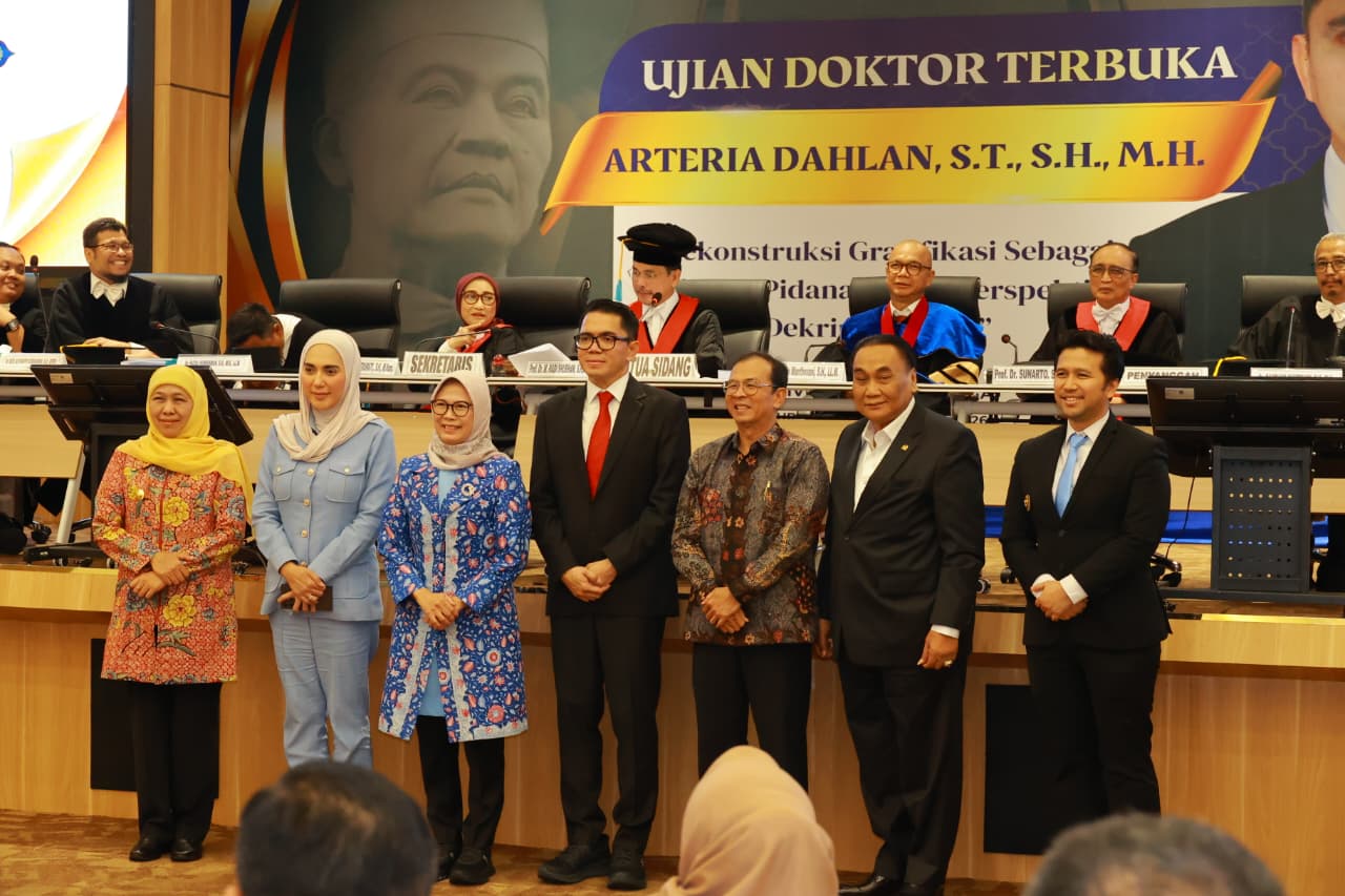 Arteria Dahlan (tengah) saat sesi foto bersama dengan pimpinan UNAIR dan pimpinan daerah sesaat setelah Ujian Doktor Terbuka di FH UNAIR, Selasa (24/2/2026). (Foto: PHMP UNAIR)