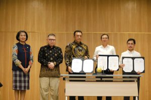 Sesi foto setelah penandatanganan kerja sama antara UNAIR dan kejati Jatim, Jumat (27/2/2026) di Fakultas Hukum UNAIR. (Foto: PHMP UNAIR)