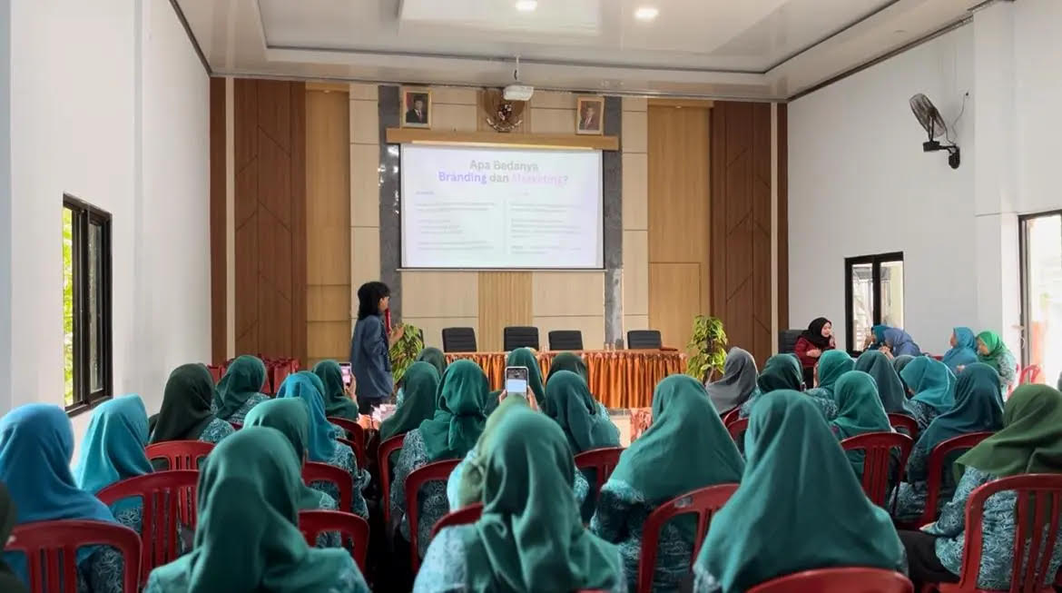 Pelaksanaan Kegiatan Workshop Branding dan Affiliate di Desa Karangkuten pada Selasa, 20 Januari 2026.