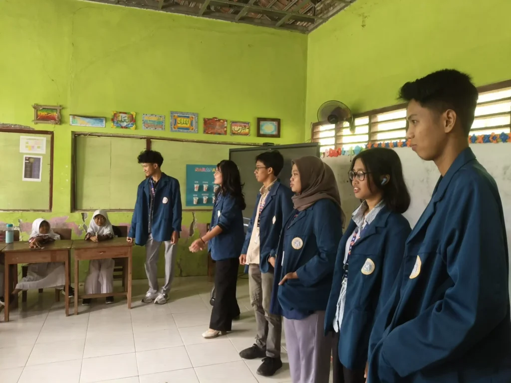 Mahasiswa BBK 7 Saat Mengajar Siswa Kelas 1 SDN Banjarrejo (Foto: Koleksi Pribadi)