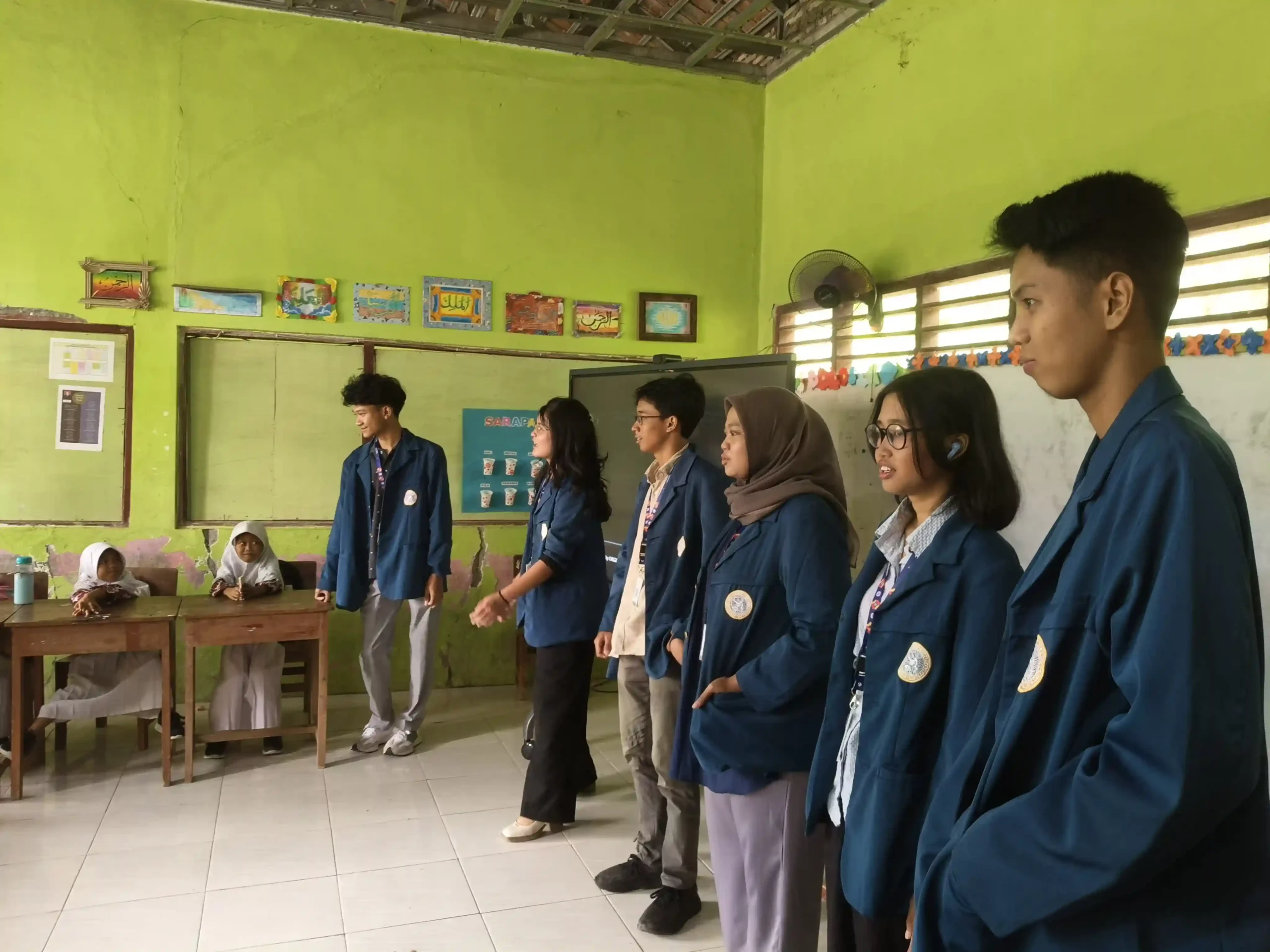 Mahasiswa BBK 7 Saat Mengajar Siswa Kelas 1 SDN Banjarrejo (Foto: Koleksi Pribadi)