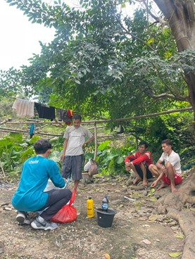 Mahasiswa KKN-BBK 7 Universitas Airlangga melaksanakan program kerja bertajuk “Pemanfaatan Kotoran Kelelawar sebagai Pupuk Organik”