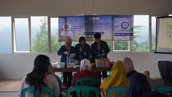 Mahasiswa BBK 7 melakukan sosialisasi dan demonstrasi pembuatan ecoenzym kepada warga Desa Sukosari yang diselengarakan di Desa Sukosari, Kecamatan Trawas, Kabupaten Mojokerto, pada Selasa (27/1/2026)