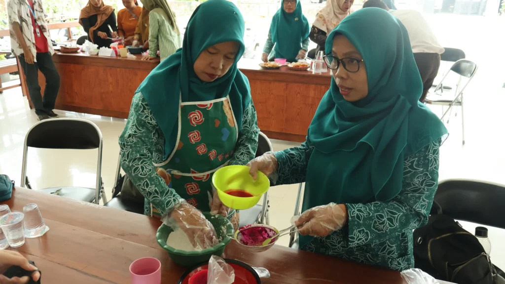 Kelompok Kuliah Kerja Nyata (KKN) BBK 7 Universitas Airlangga sukses melaksanakan program kerja Kreasi Klepon Buah Naga bersama ibu-ibu PKK Desa Tegalrejo.