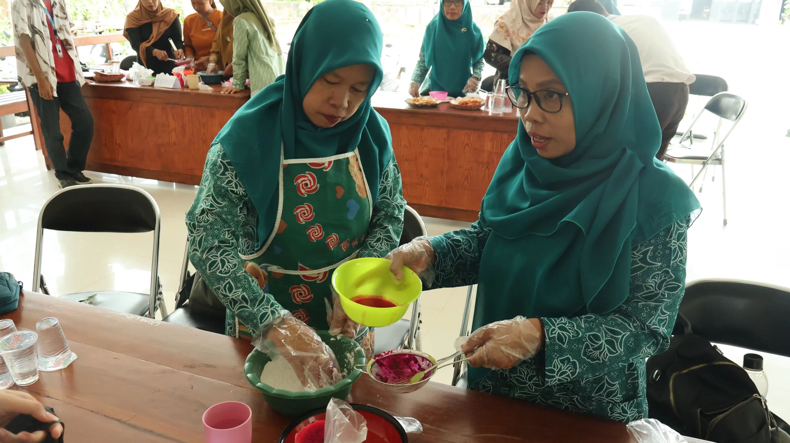Kelompok Kuliah Kerja Nyata (KKN) BBK 7 Universitas Airlangga sukses melaksanakan program kerja Kreasi Klepon Buah Naga bersama ibu-ibu PKK Desa Tegalrejo.