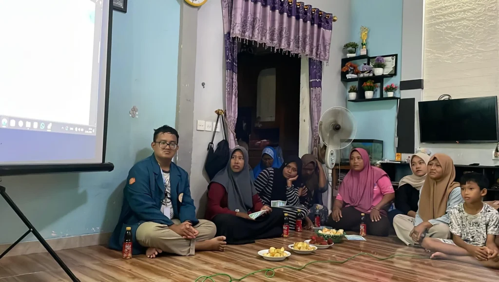 mahasiswa BBK 7 Unair di Desa Kalitengah memberikan inovasi untuk memanfaatkan limbah tebon jagung sebagai pakan ternak.
