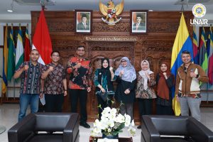 Sesi foto bersama kegiatan studi tidur Universitas Jember ke UNAIR, pada Rabu, (25/02/2026), di Ruang Sidang Pleno, Kantor Manajemen Lantai 4, UNAIR. (Foto: PHMP UNAIR)