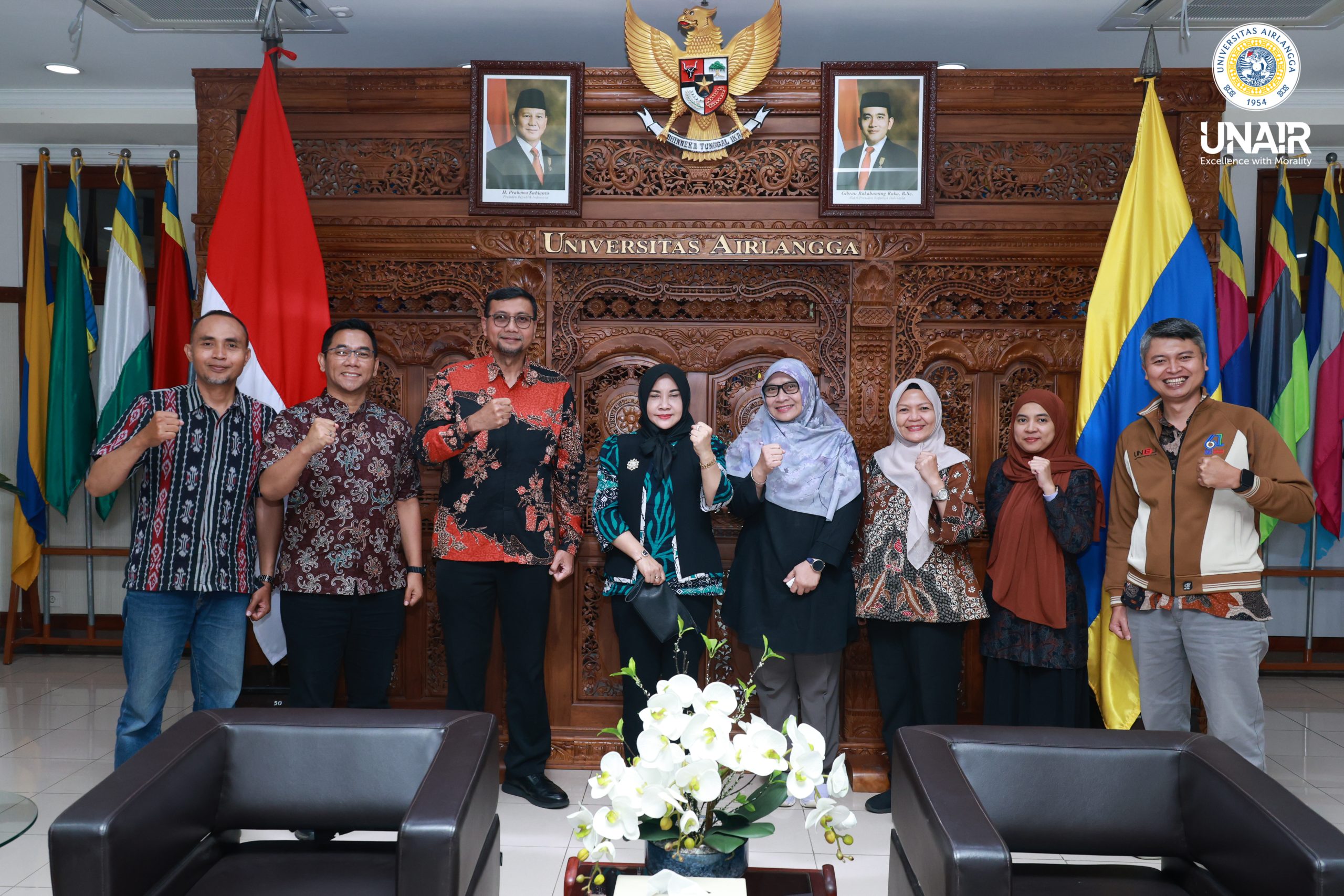 Sesi foto bersama kegiatan studi tidur Universitas Jember ke UNAIR, pada Rabu, (25/02/2026), di Ruang Sidang Pleno, Kantor Manajemen Lantai 4, UNAIR. (Foto: PHMP UNAIR)