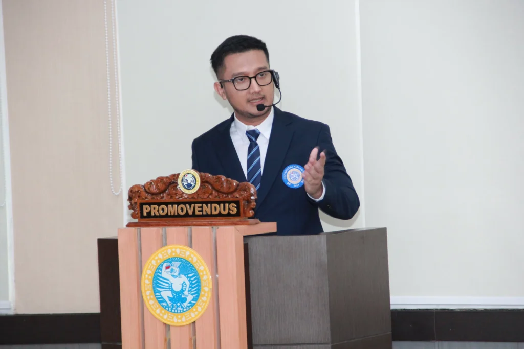 Arizal Tom Liwafa ST MM MH saat memaparkan penelitiannya pada Ujian Doktor Terbuka di Gedung Pascasarjana UNAIR, Sabtu (28/2/2026). (Humas Pascasarjana)