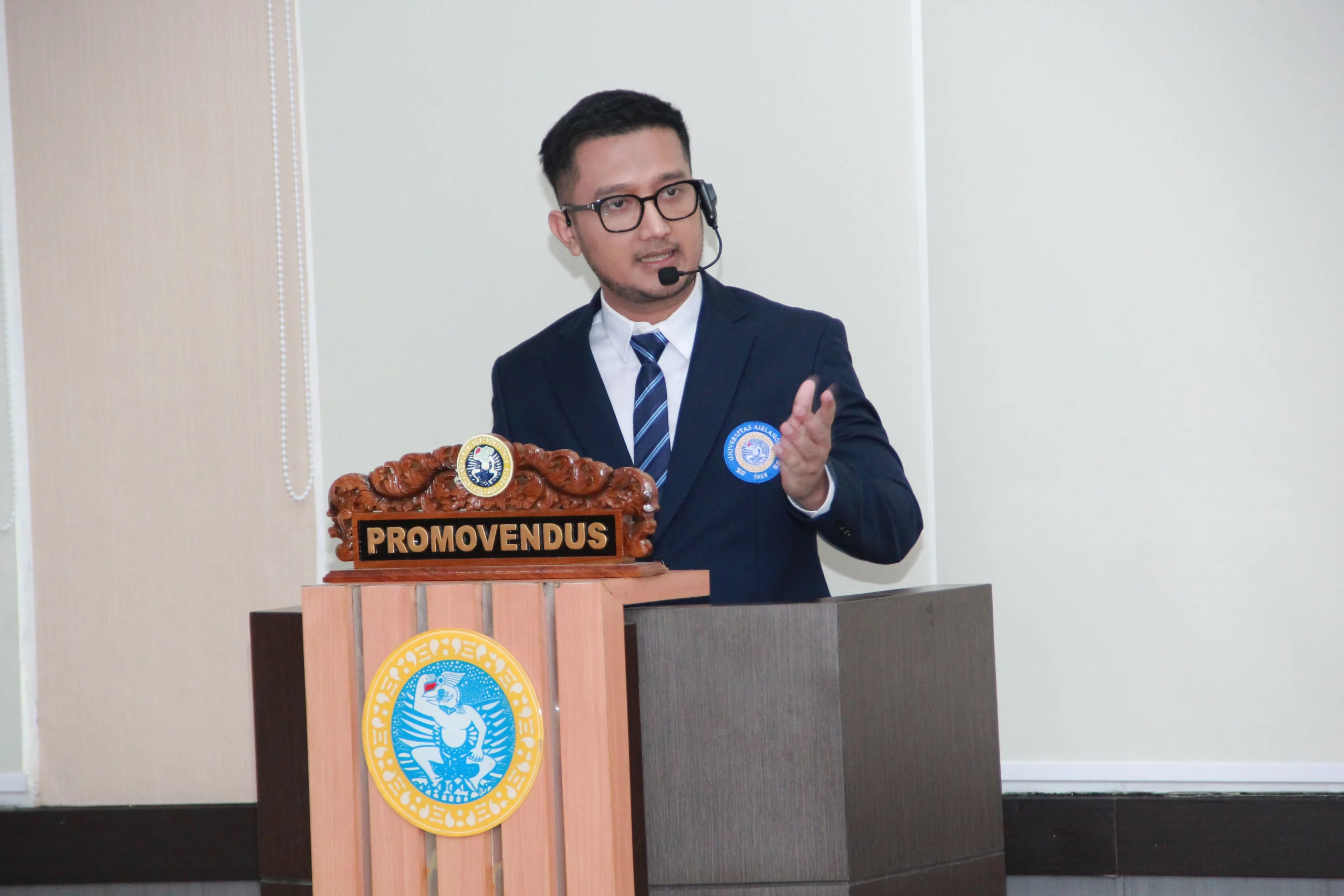 Arizal Tom Liwafa ST MM MH saat memaparkan penelitiannya pada Ujian Doktor Terbuka di Gedung Pascasarjana UNAIR, Sabtu (28/2/2026). (Humas Pascasarjana)