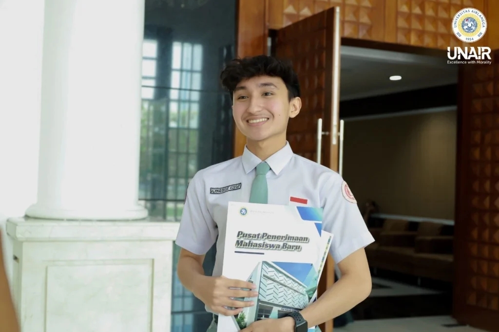 Ahmad Deedat Assegaf, a student from SMAN 5 Banjarmasin, receives the Golden Ticket 2026 to the Faculty of Pharmacy at Universitas Airlangga. (Photo: UNAIR Public Relations)