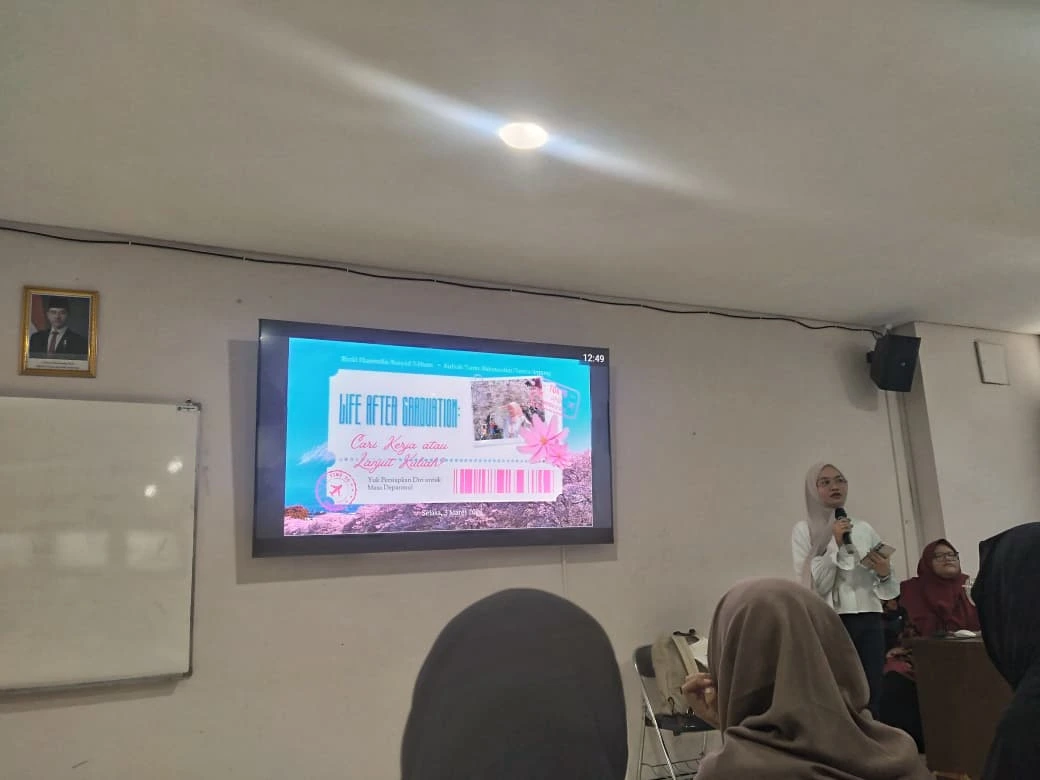 Rizki Hanindia Rasyid S.Hum., alumna of the Department of Japanese Language and Literature, opens a public lecture titled “Career or Master’s Study After Graduation” on March 3, 2026, at Room 302, Faculty of Humanities Universitas Airlangga (UNAIR). (Photo: By Yongki)