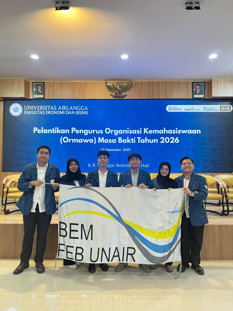 Third from left, Abid as Vice President of BEM FEB, and third from right, Amirul as President of BEM FEB, with the functionaries of BEM FEB Rasi Karya Cabinet. (Photo: By courtesy)