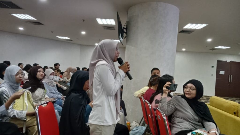 Seminar participants take part in interactive discussion session (Photo: Courtesy of Amelia Farah Putri Iswara)
