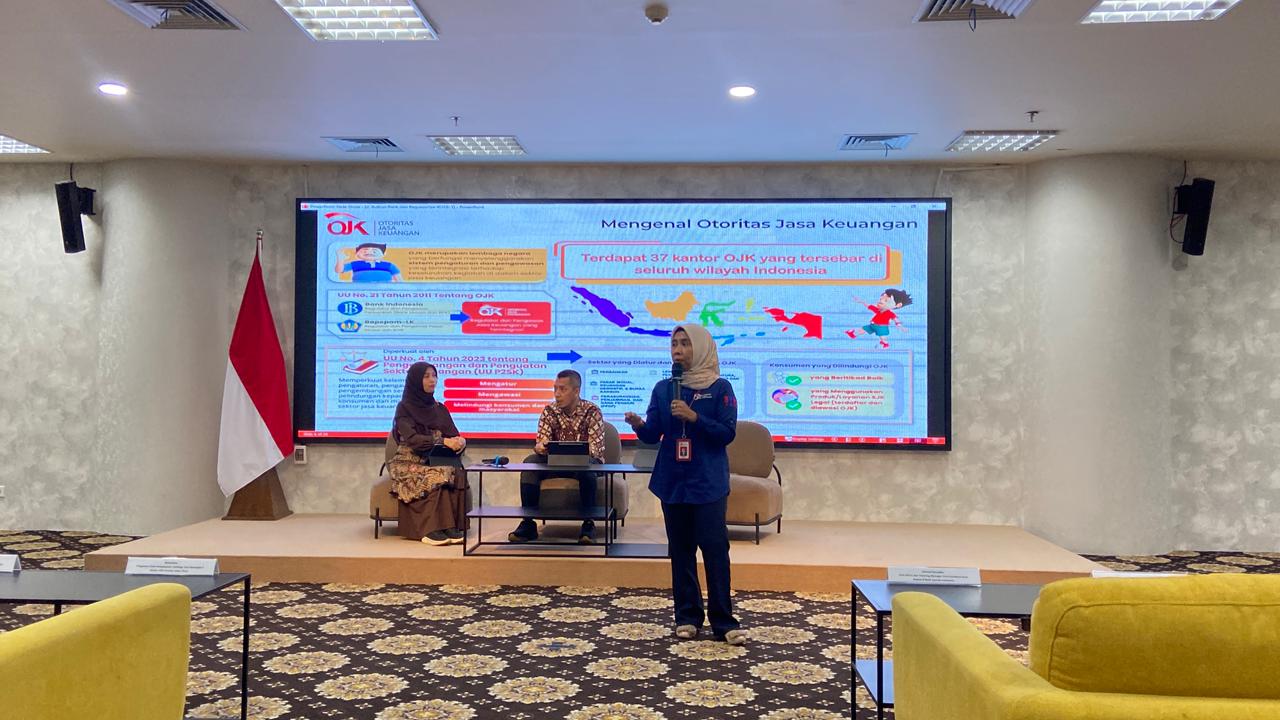 Speaker explains Bullion Bank concept during session (Photo: Courtesy of Amelia Farah Putri Iswara)