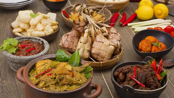 Aneka hidangan khas Lebaran yang umum disajikan saat Perayaan Idul Fitri