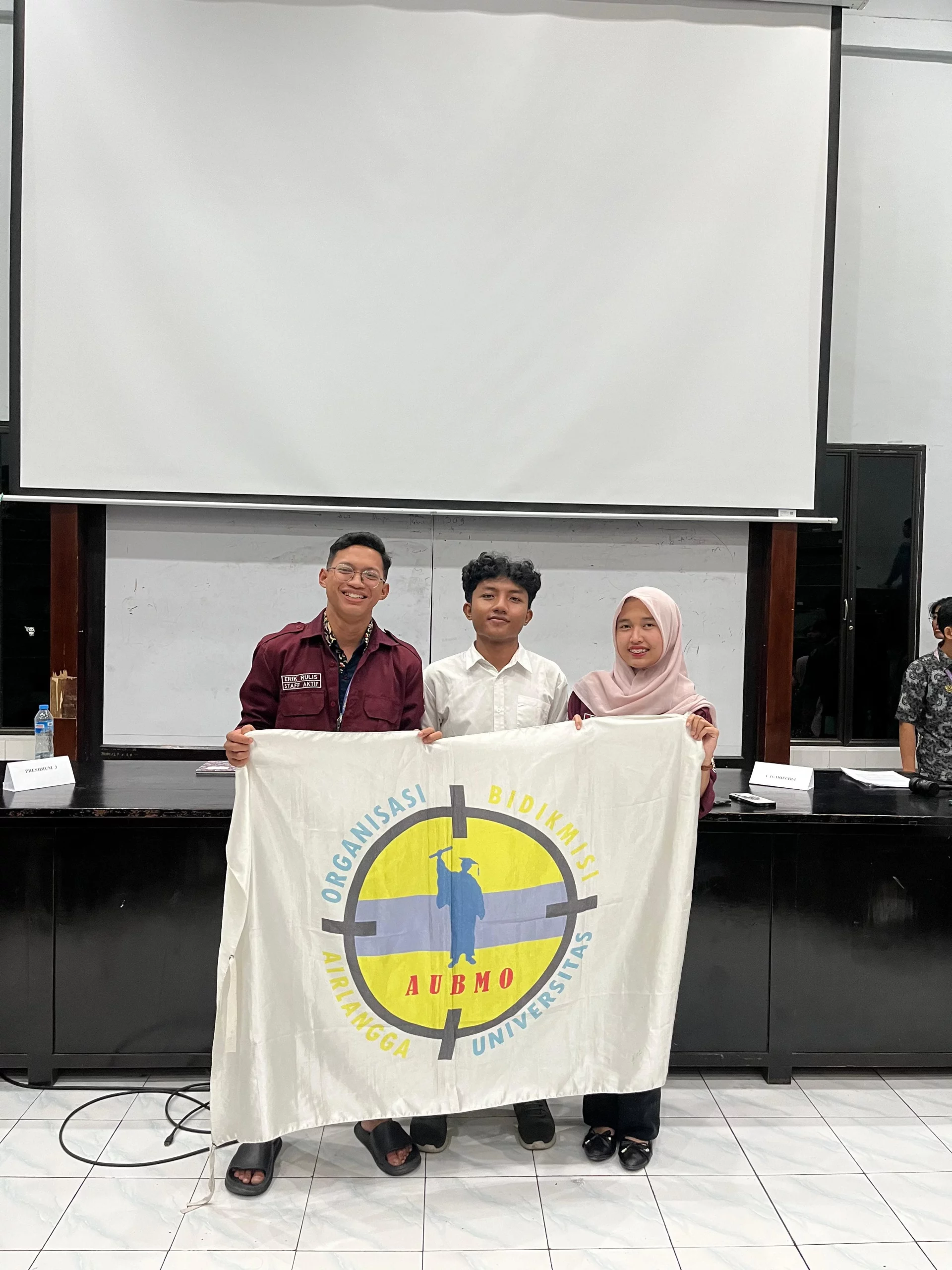 Bagian tengah, Tajib bersama Ketua AUBMO Periode 2025-2026 dan Fungsionaris AUBMO Periode 2025-2026 di Musyawarah Besar AUBMO pada Sabtu (14/02/2026). (Foto: Istimewa)