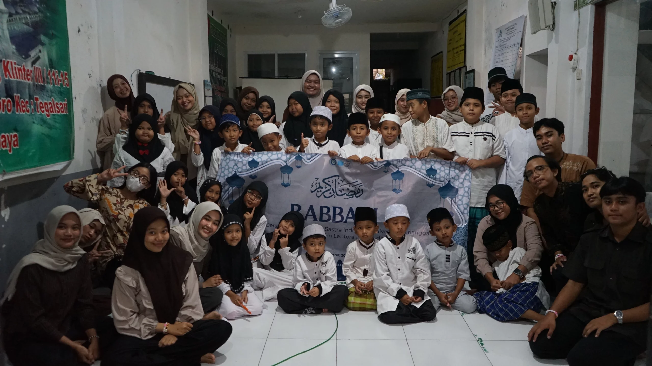 Foto bersama Panitia, Peserta, dan Volunteer Kegiatan Rabbani (Foto: Dokumentasi Panitia)