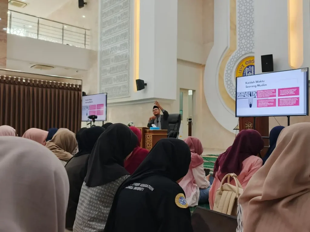 Afri Andiarto, speaker of a study on time management at Ulul Azmi Mosque UNAIR on March 4, 2026. (Photo: Fauziah Kandela)