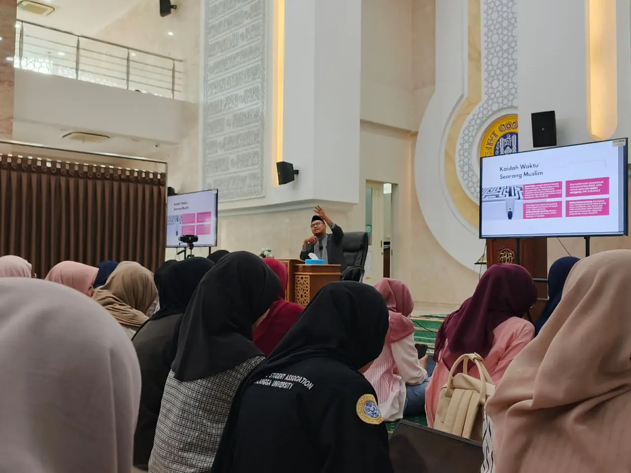 Afri Andiarto, speaker of a study on time management at Ulul Azmi Mosque UNAIR on March 4, 2026. (Photo: Fauziah Kandela)