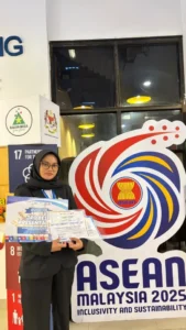 Naina Aida Kirani receives an award certificate at the Indonesian Youth Excursion Network (IYEN) in Malaysia. (Photo: By courtesy)